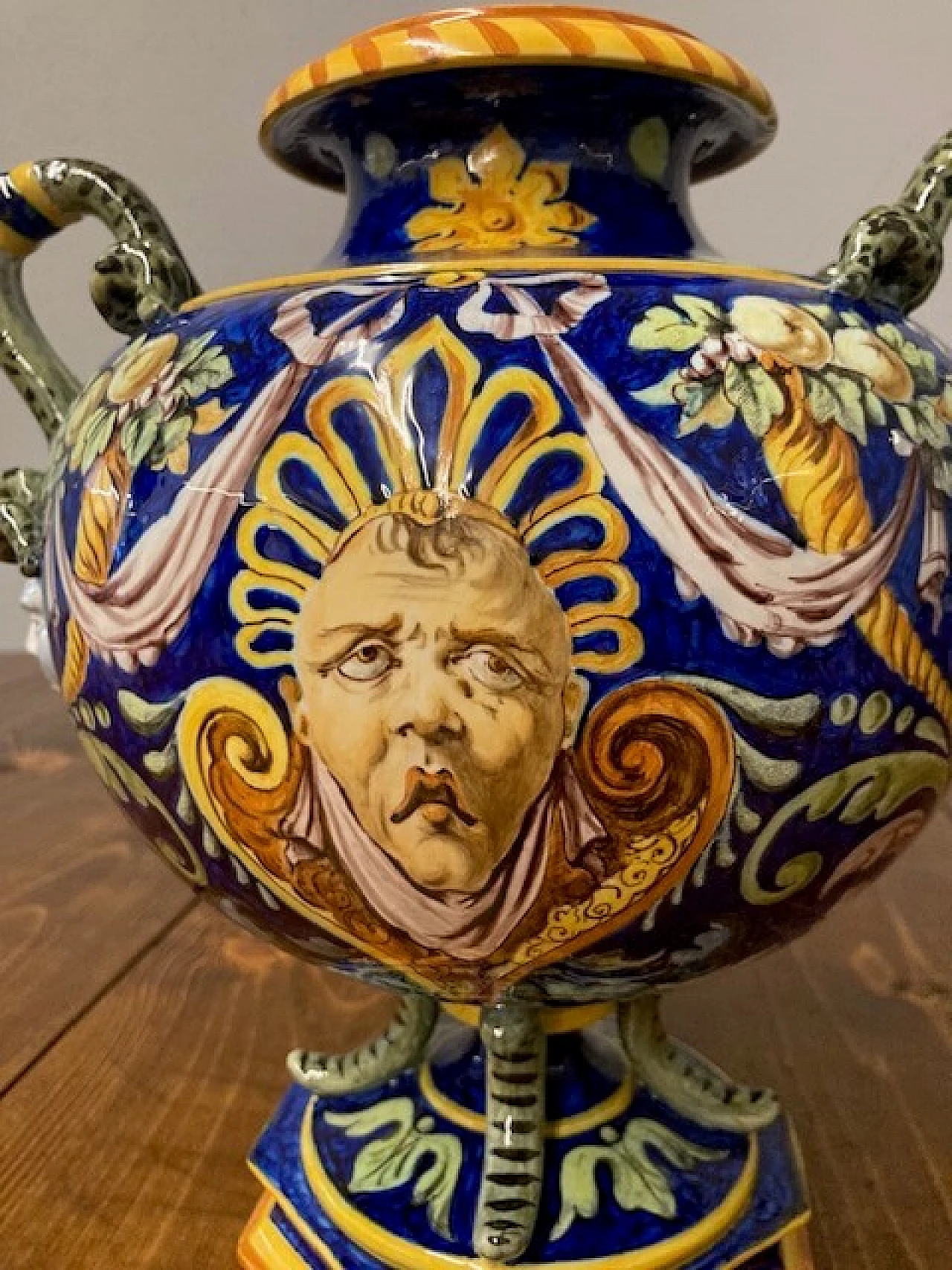 Vaso in maiolica di Ginori, metà '800 10
