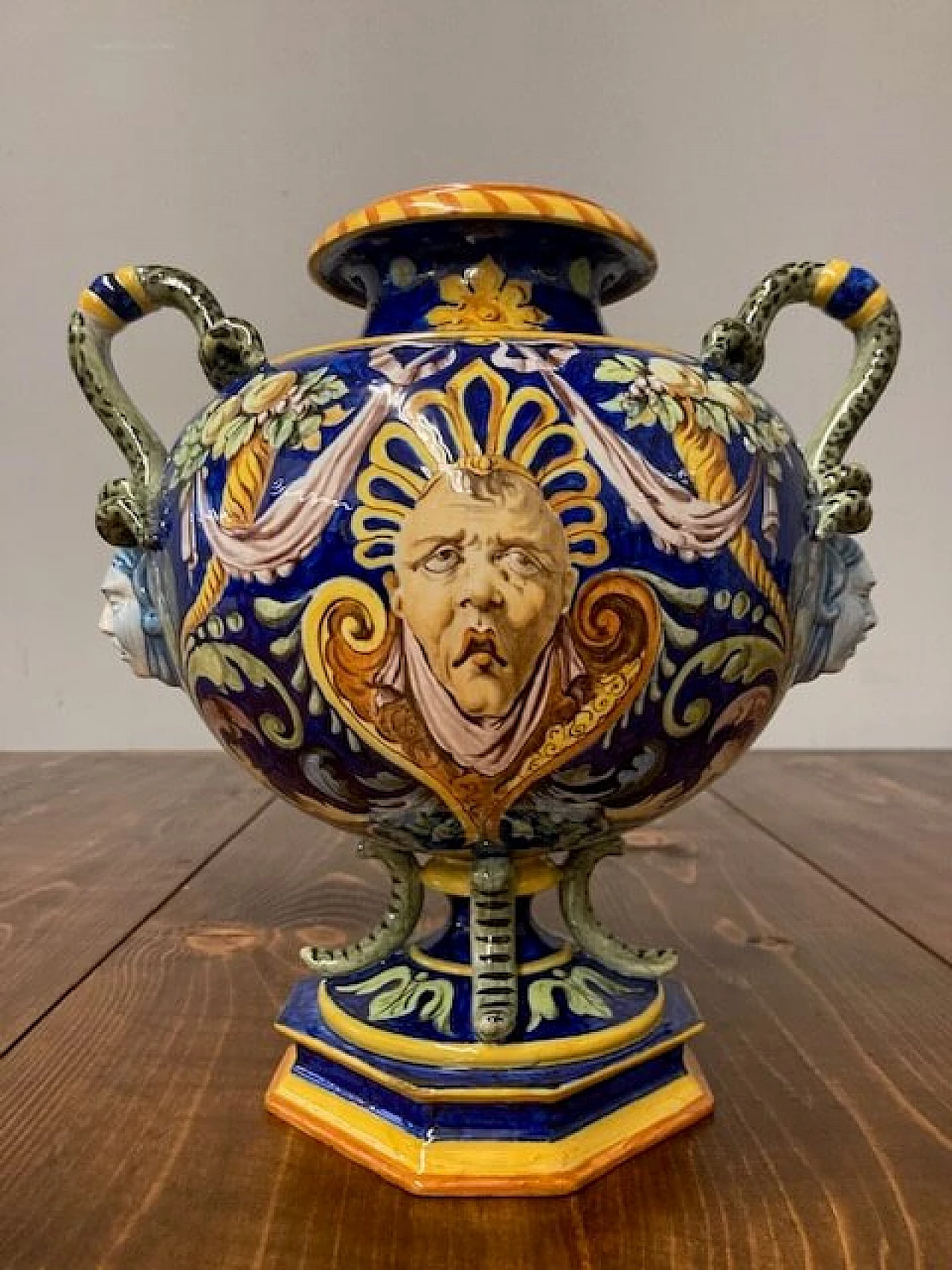 Vaso in maiolica di Ginori, metà '800 11