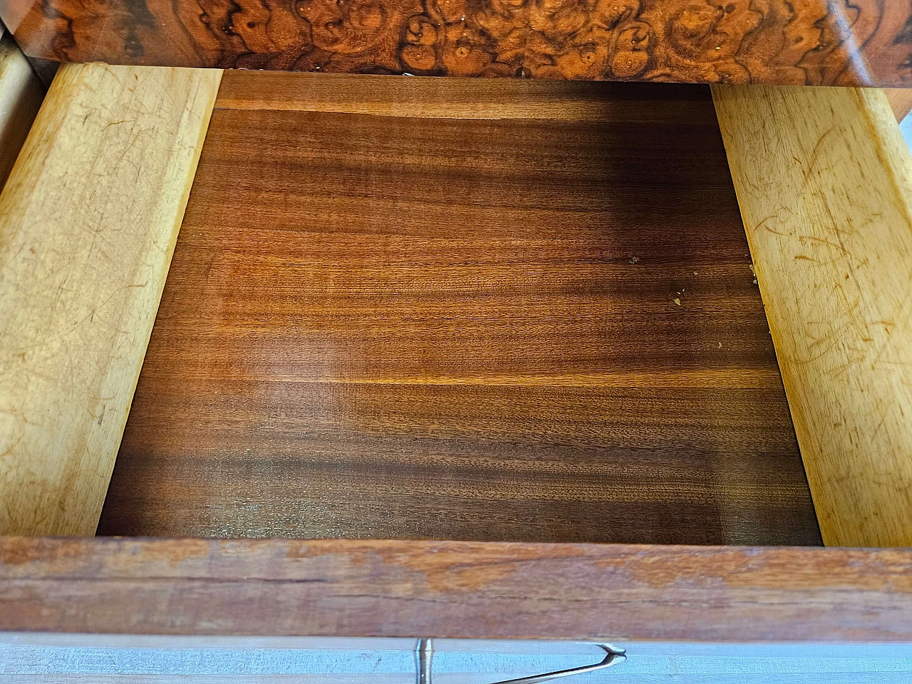 Mahogany-root chest of drawers with glass top, 1950s 20