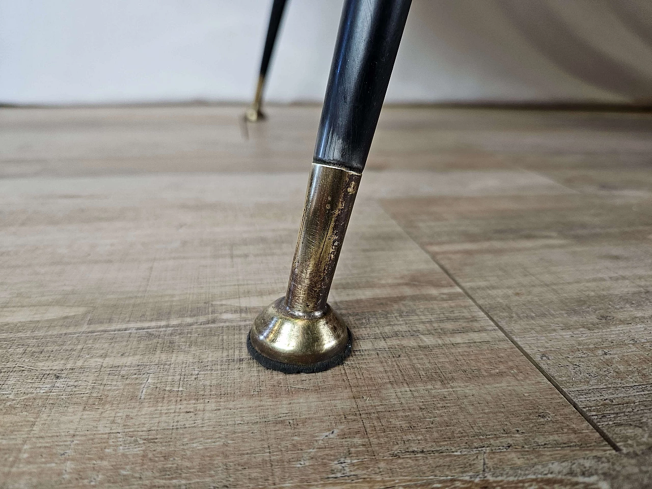 Mahogany-root chest of drawers with glass top, 1950s 26