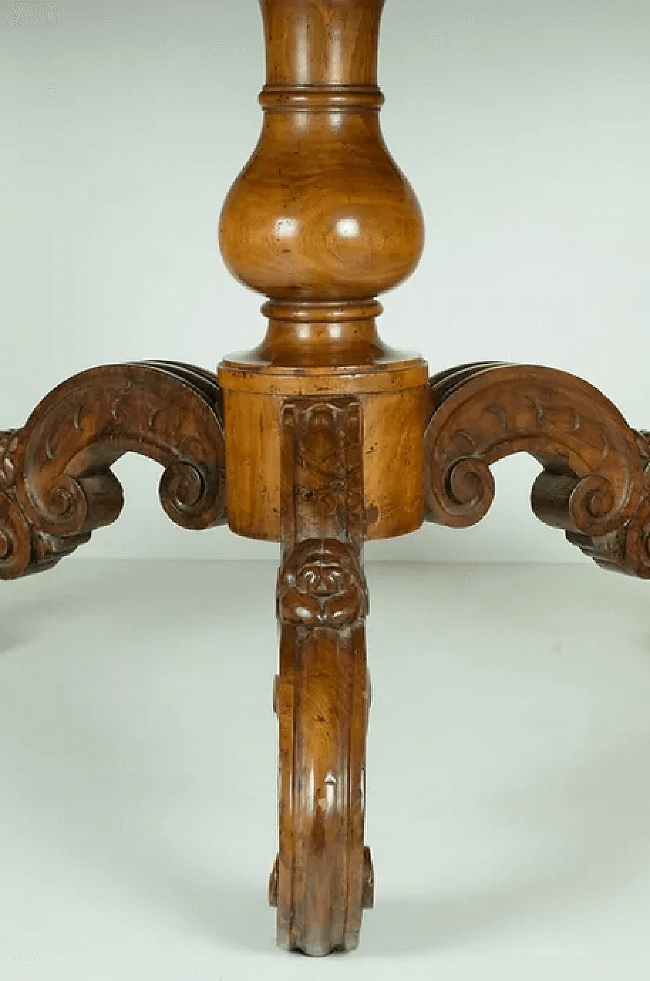 Solid walnut round table, mid-19th century 5