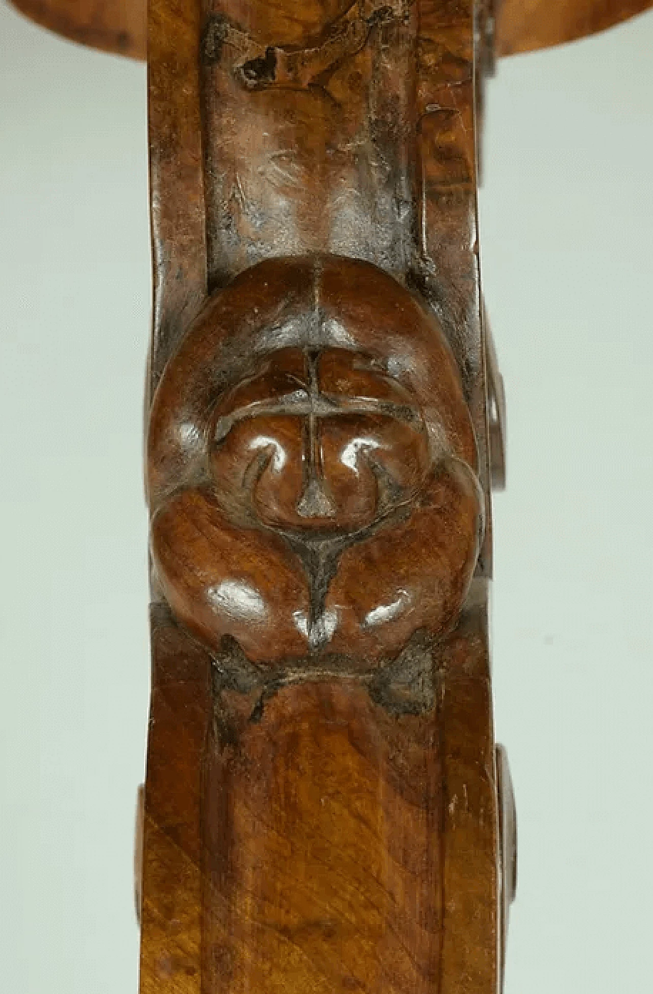 Solid walnut round table, mid-19th century 6