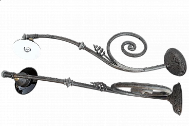 Coppia di lampioni da parete in ferro, ghisa e lamiera verniciata