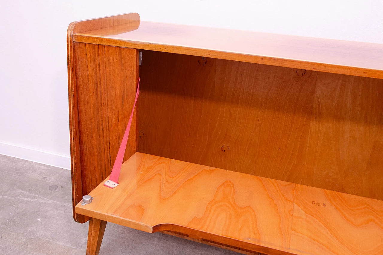 Comò in noce di František Jirák per per Tatra Nabytok, anni '60 13