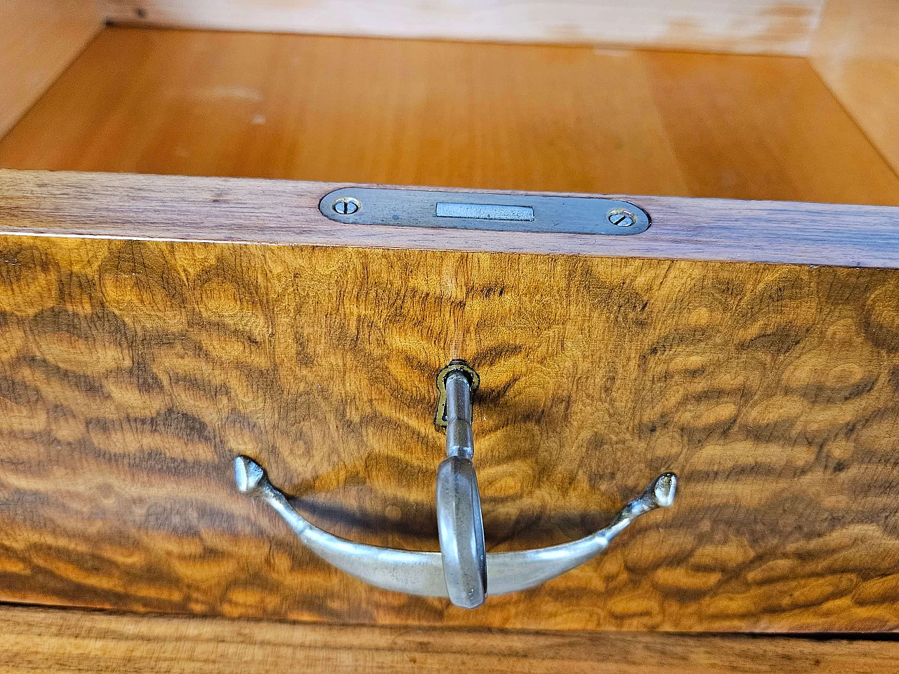 Thuja-root chest of drawers with glass top and shelf, 1960s 27