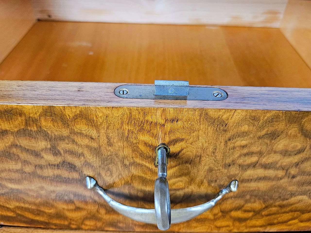 Thuja-root chest of drawers with glass top and shelf, 1960s 28