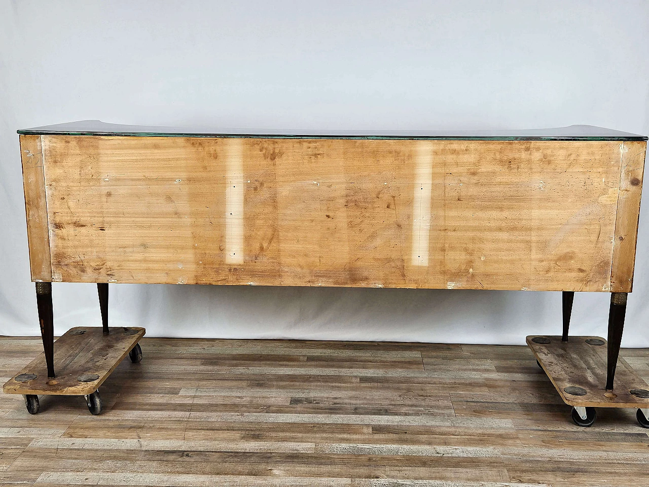 Thuja-root chest of drawers with glass top and shelf, 1960s 43