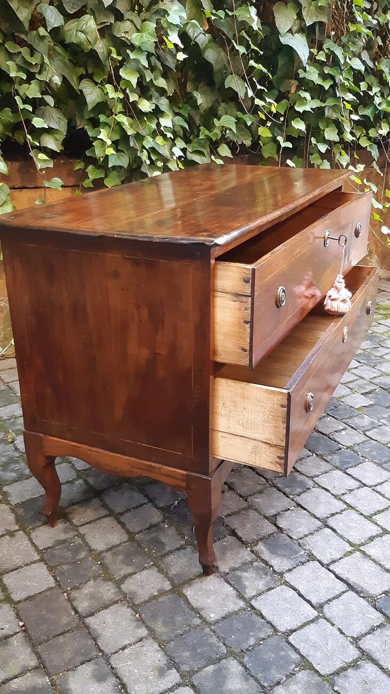 Comò Luigi XV in noce filettato a due cassetti, '700 8