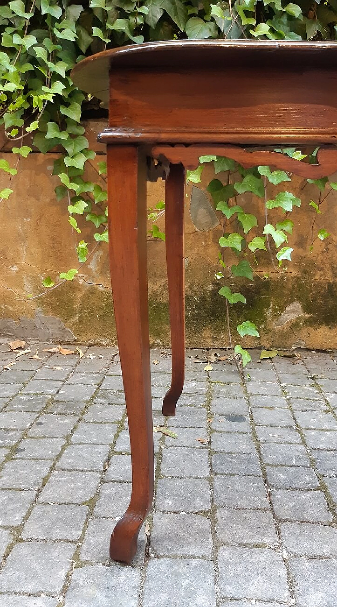 Louis XV console table in walnut with poly-lobed top, 18th century 4