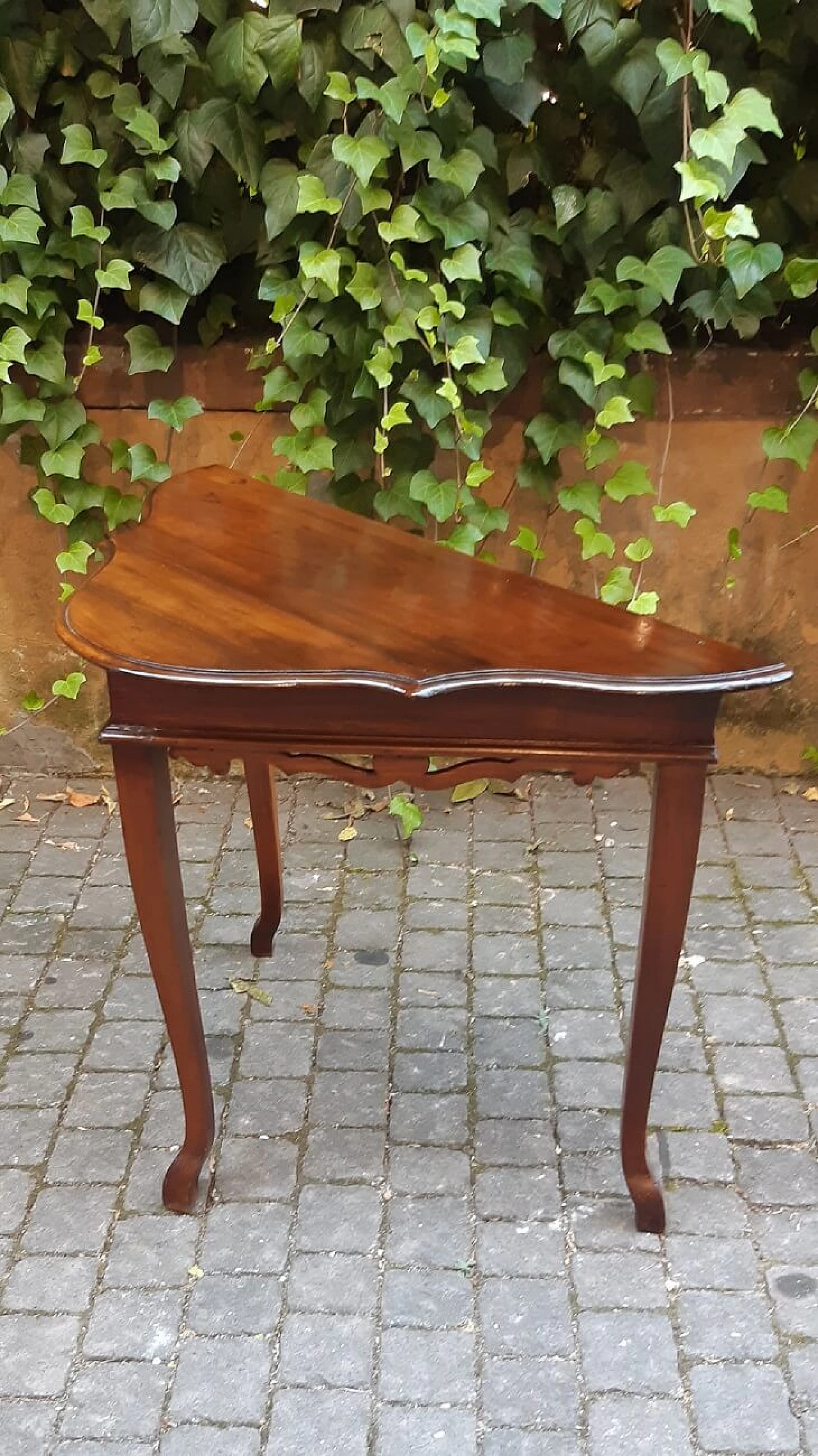 Louis XV console table in walnut with poly-lobed top, 18th century 5