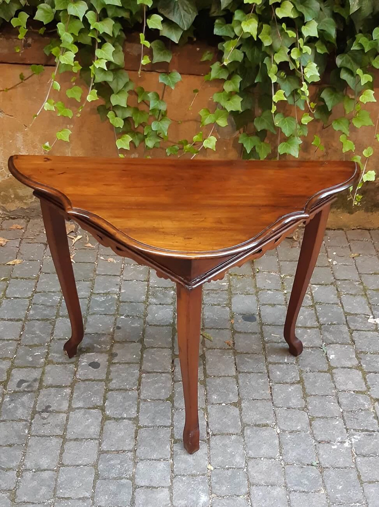 Louis XV console table in walnut with poly-lobed top, 18th century 9