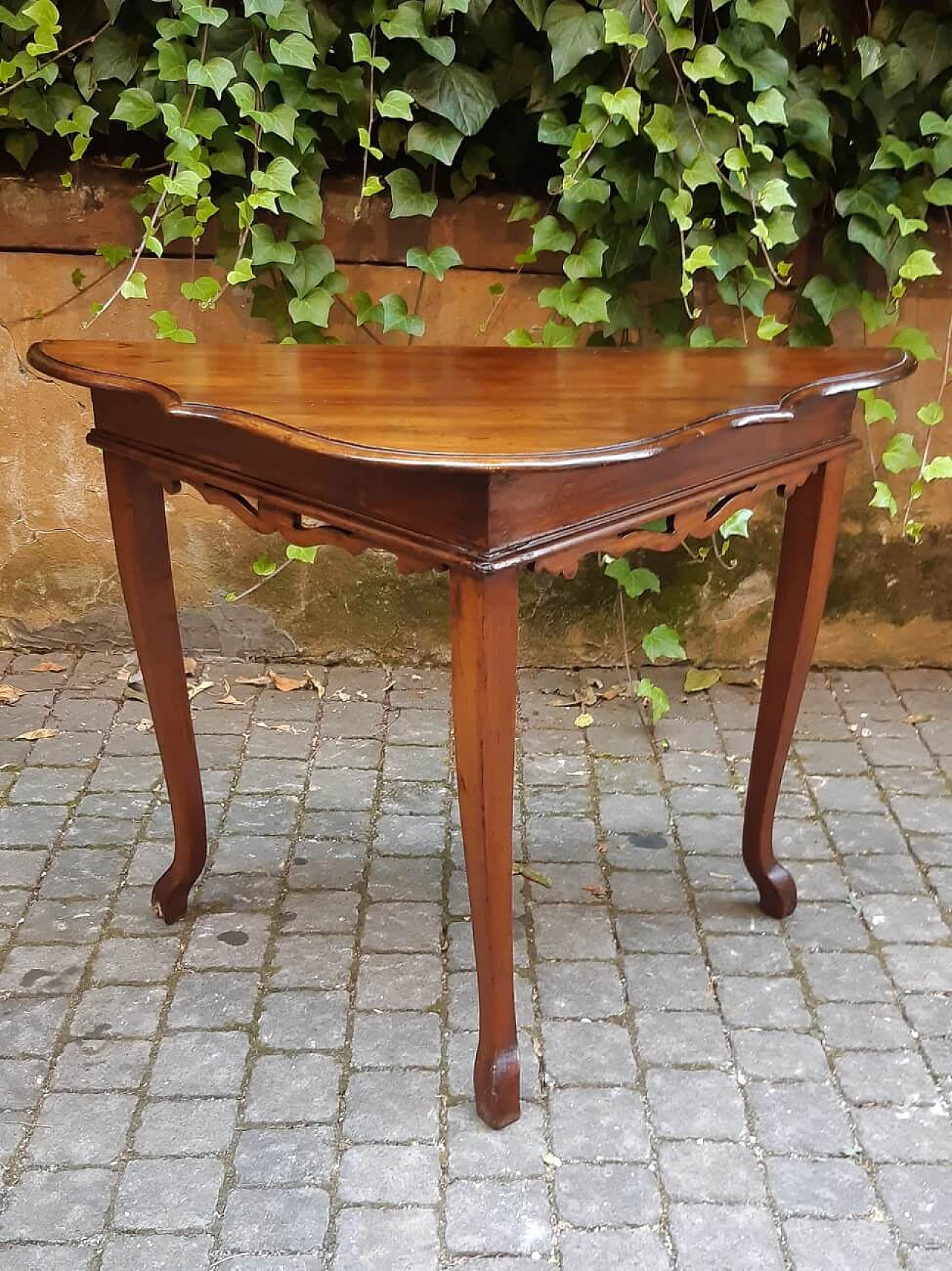 Louis XV console table in walnut with poly-lobed top, 18th century 10