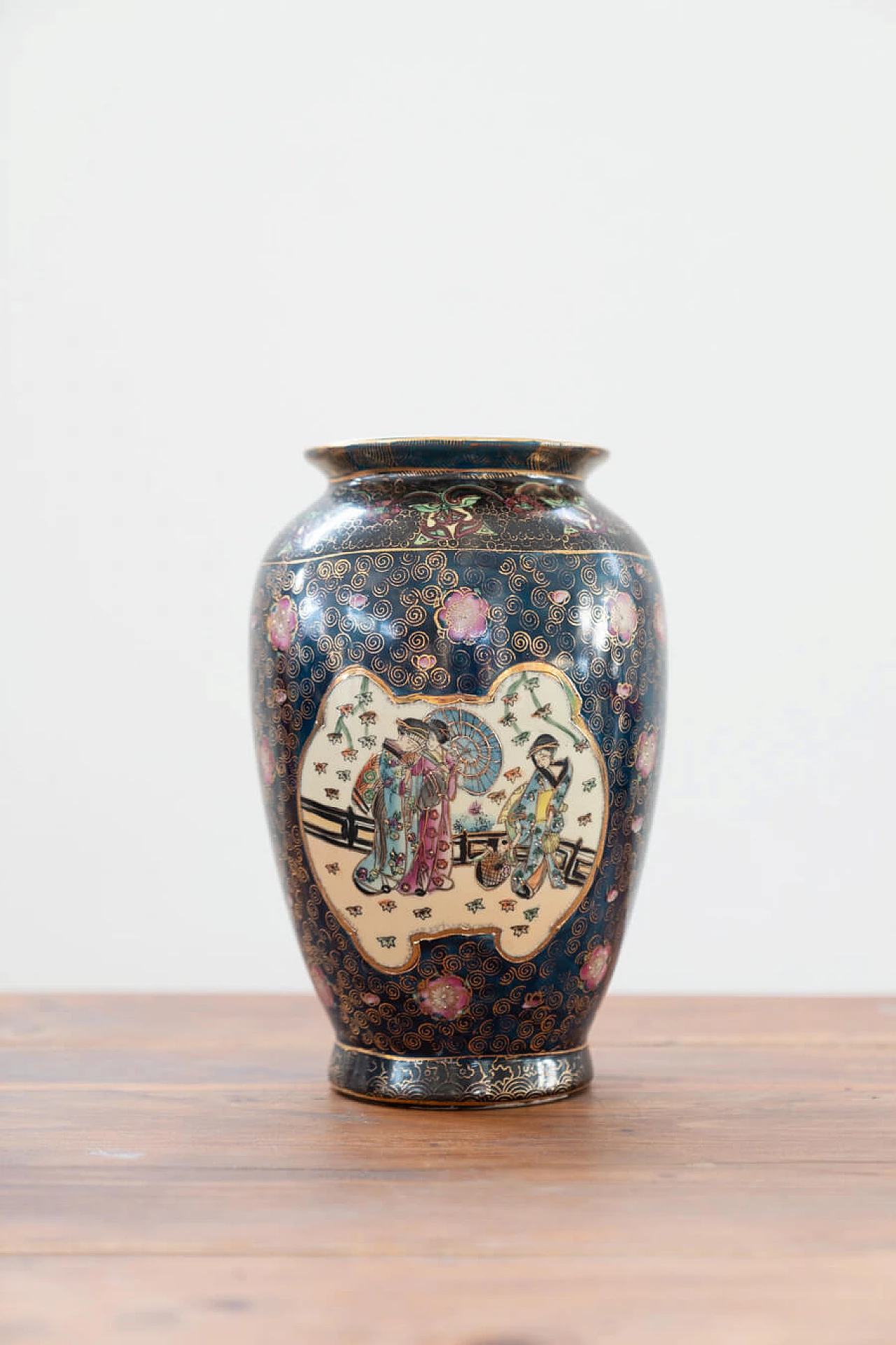 Pair of Japanese polychrome porcelain vases, 19th century 2