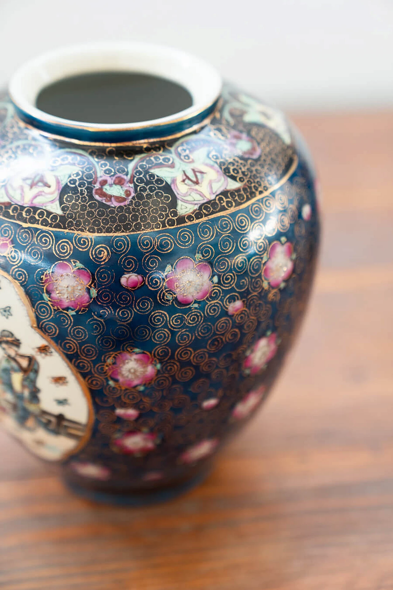 Pair of Japanese polychrome porcelain vases, 19th century 3