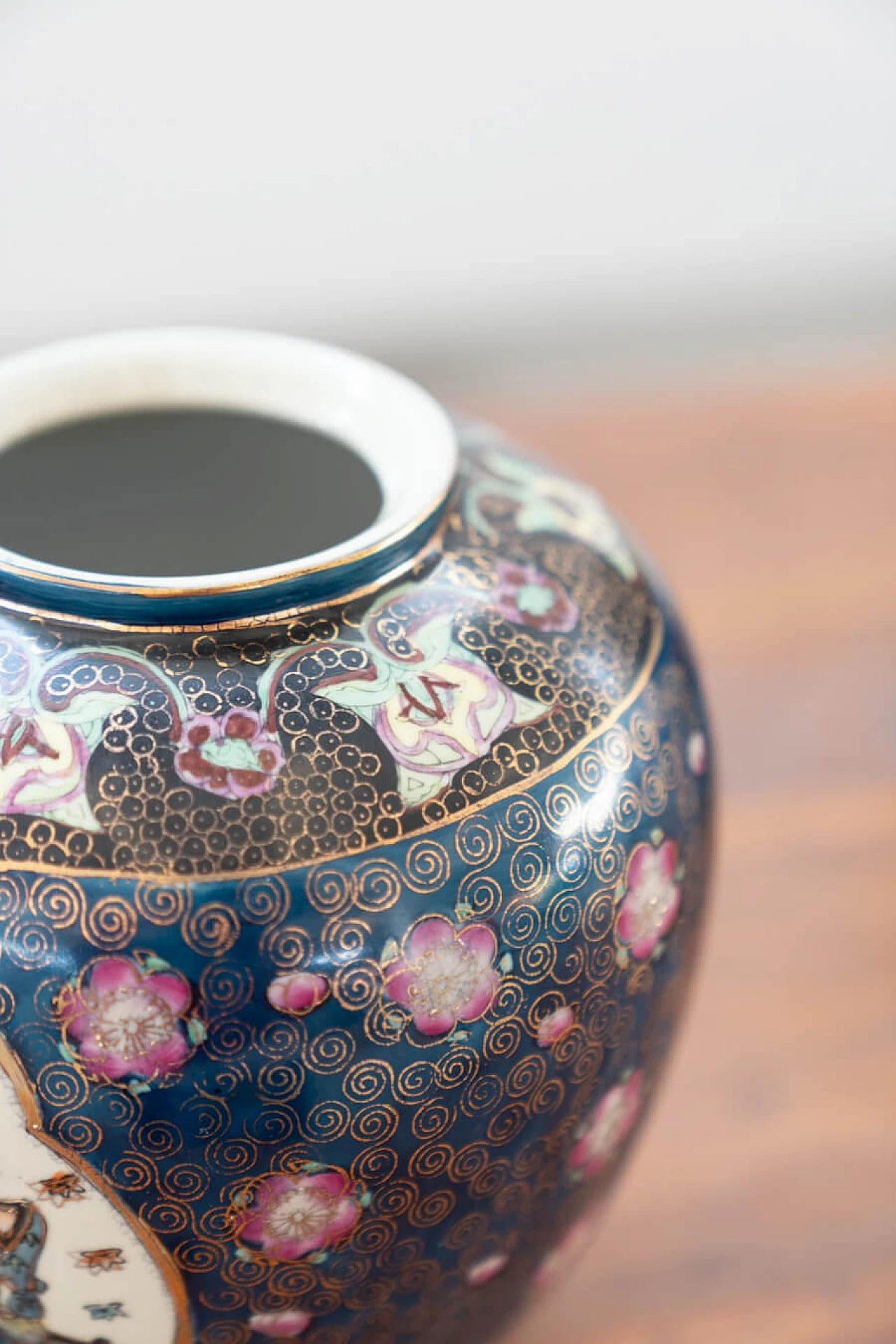 Coppia di vasi giapponesi in porcellana policroma, '800 4