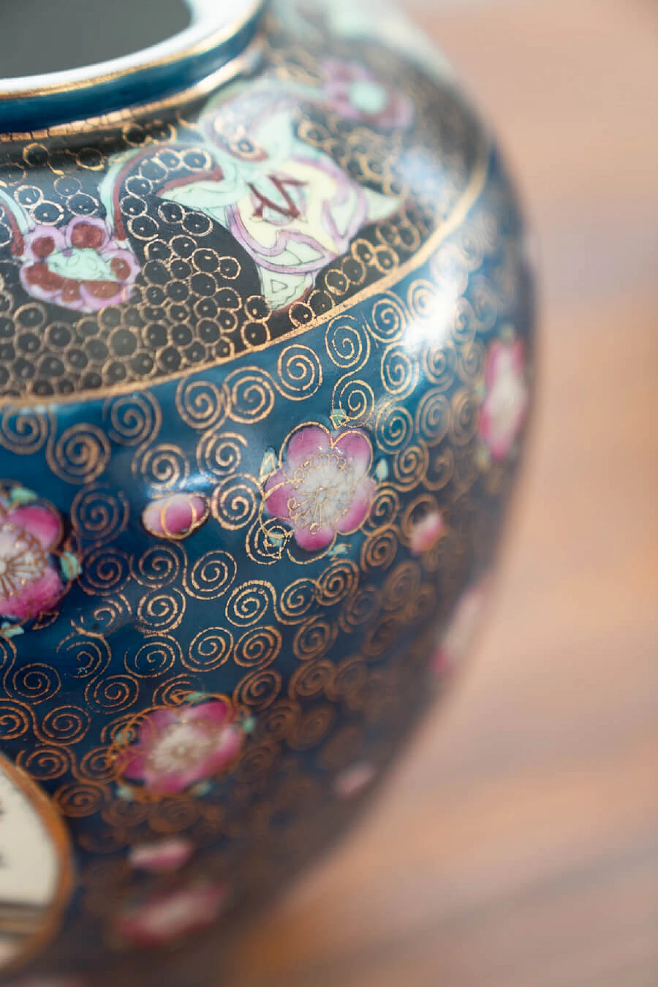 Pair of Japanese polychrome porcelain vases, 19th century 5
