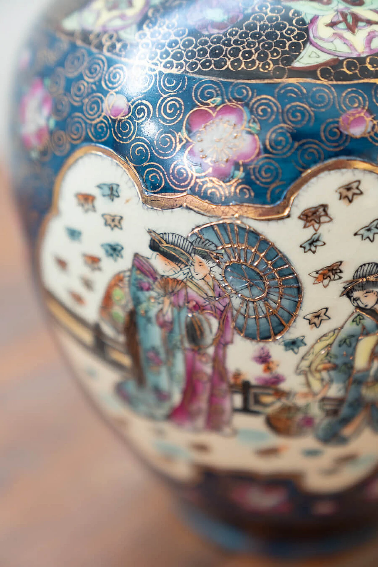 Pair of Japanese polychrome porcelain vases, 19th century 7