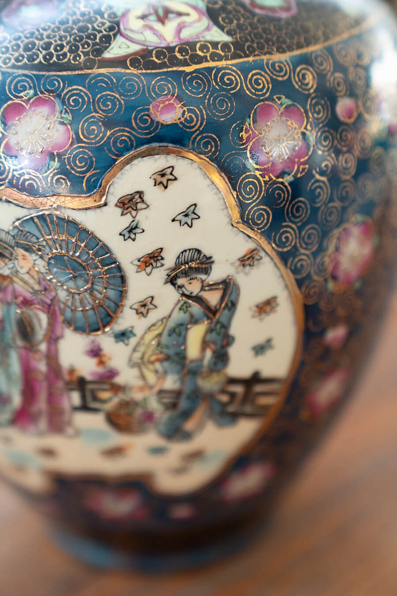 Coppia di vasi giapponesi in porcellana policroma, '800 8