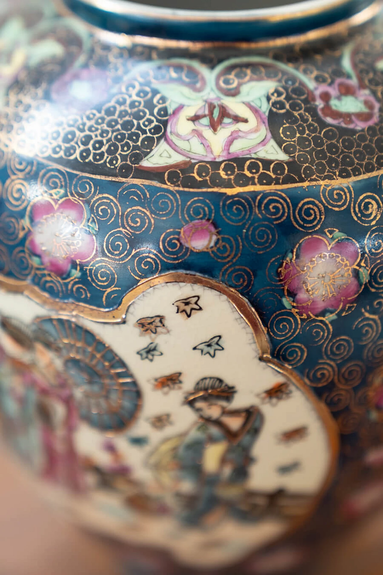 Coppia di vasi giapponesi in porcellana policroma, '800 9