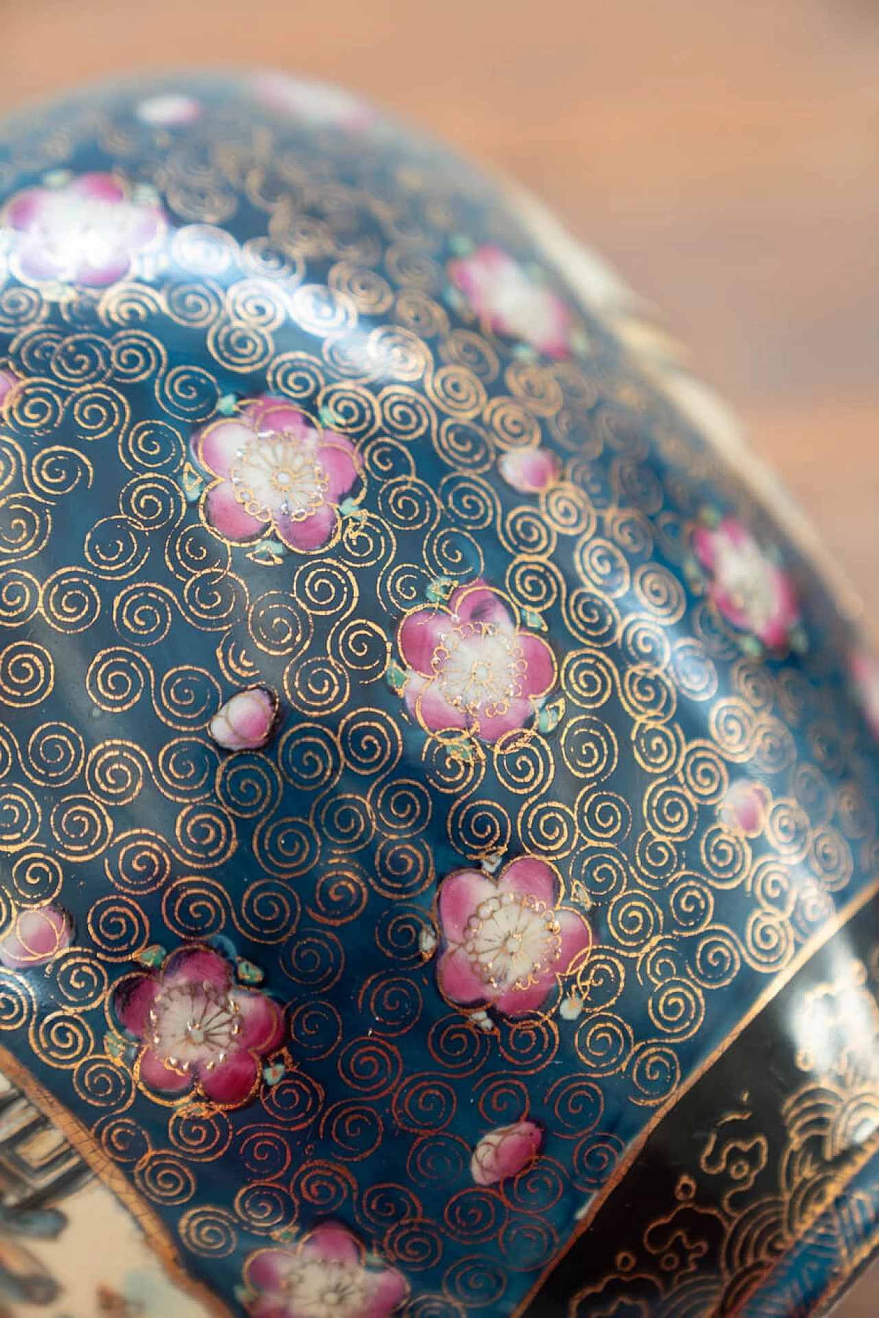 Coppia di vasi giapponesi in porcellana policroma, '800 10