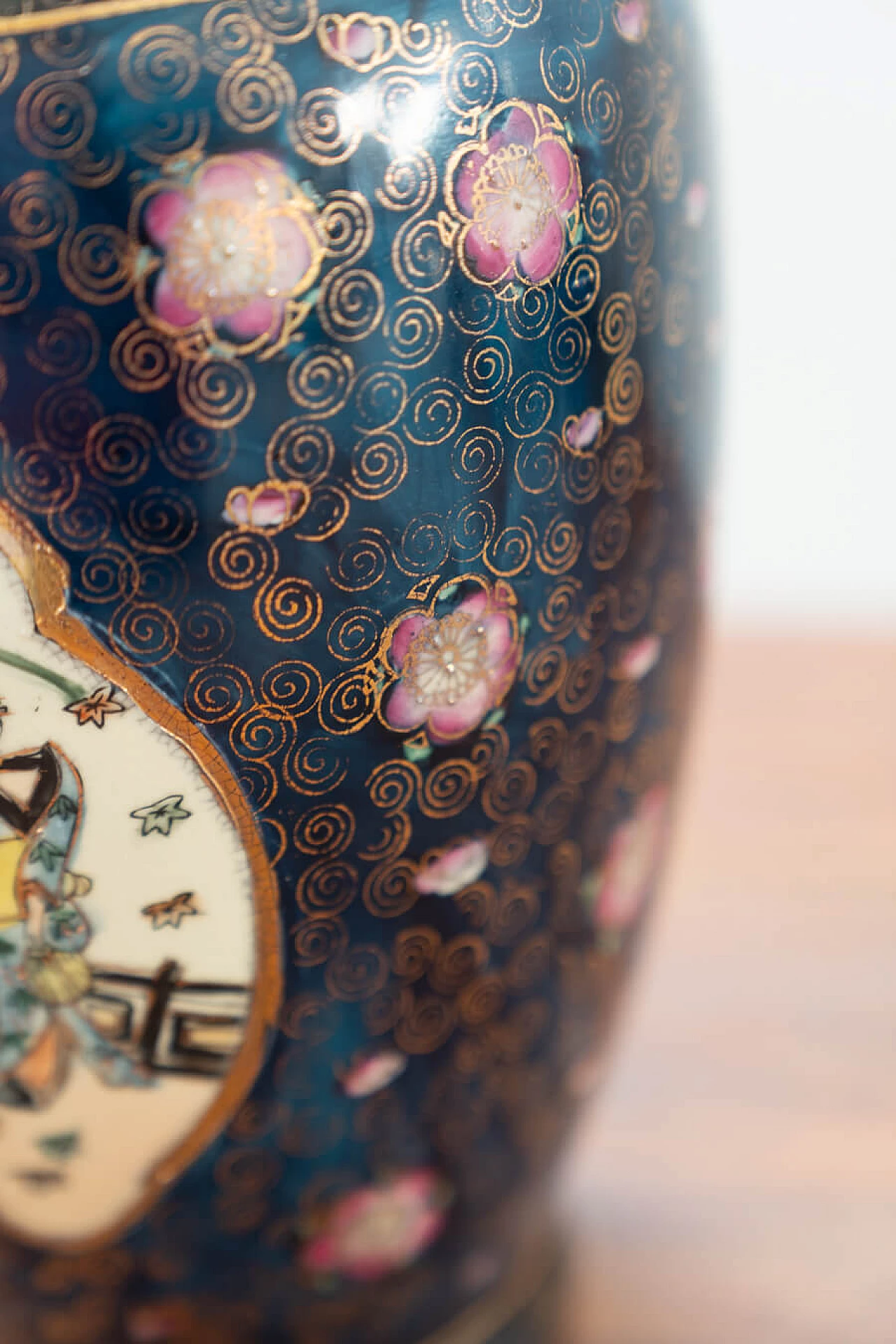 Coppia di vasi giapponesi in porcellana policroma, '800 15