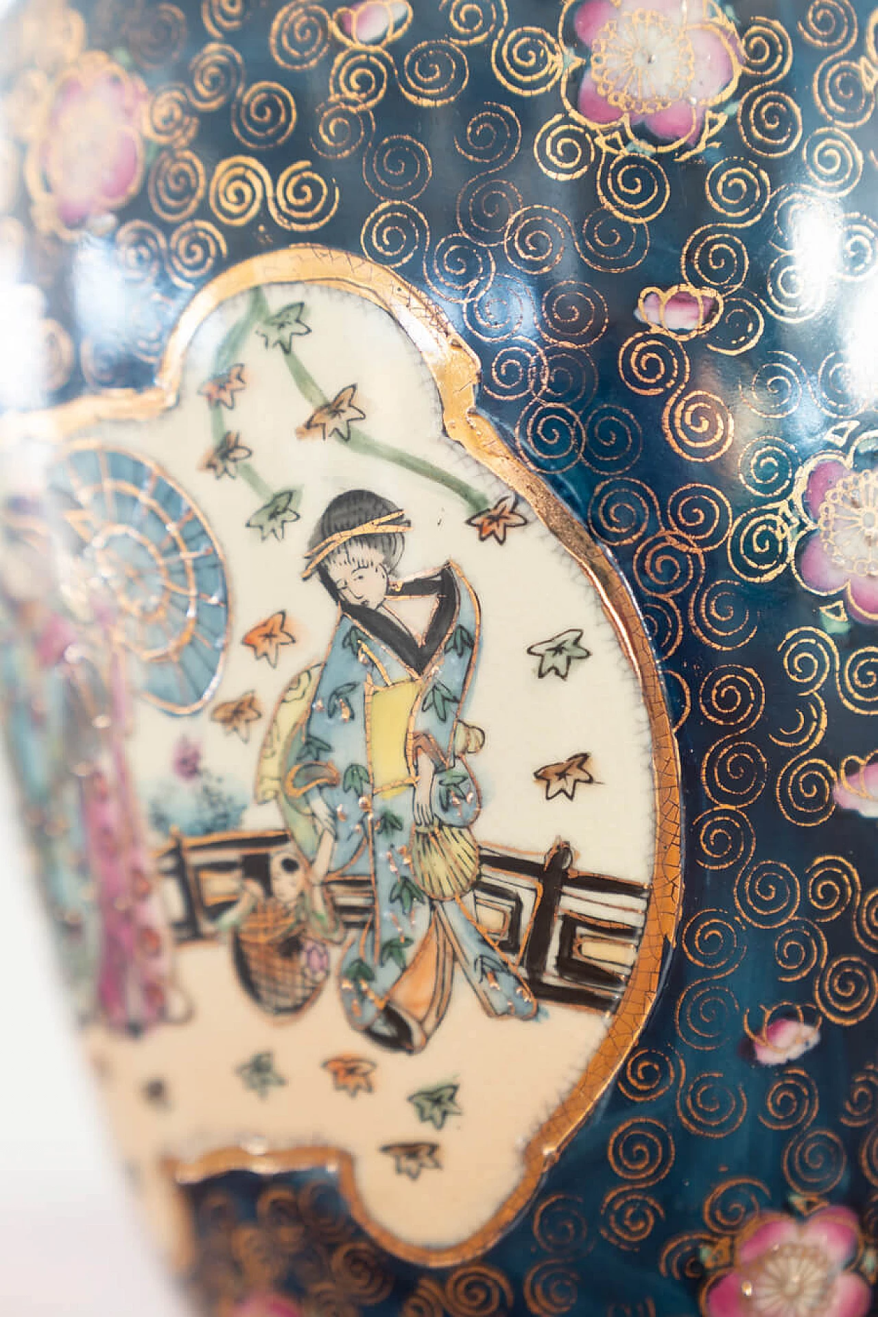 Coppia di vasi giapponesi in porcellana policroma, '800 17