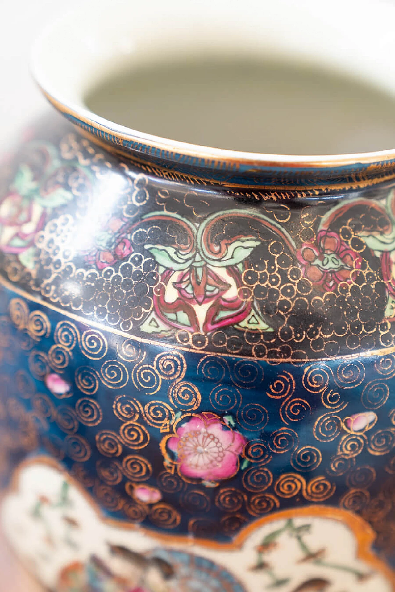 Coppia di vasi giapponesi in porcellana policroma, '800 22