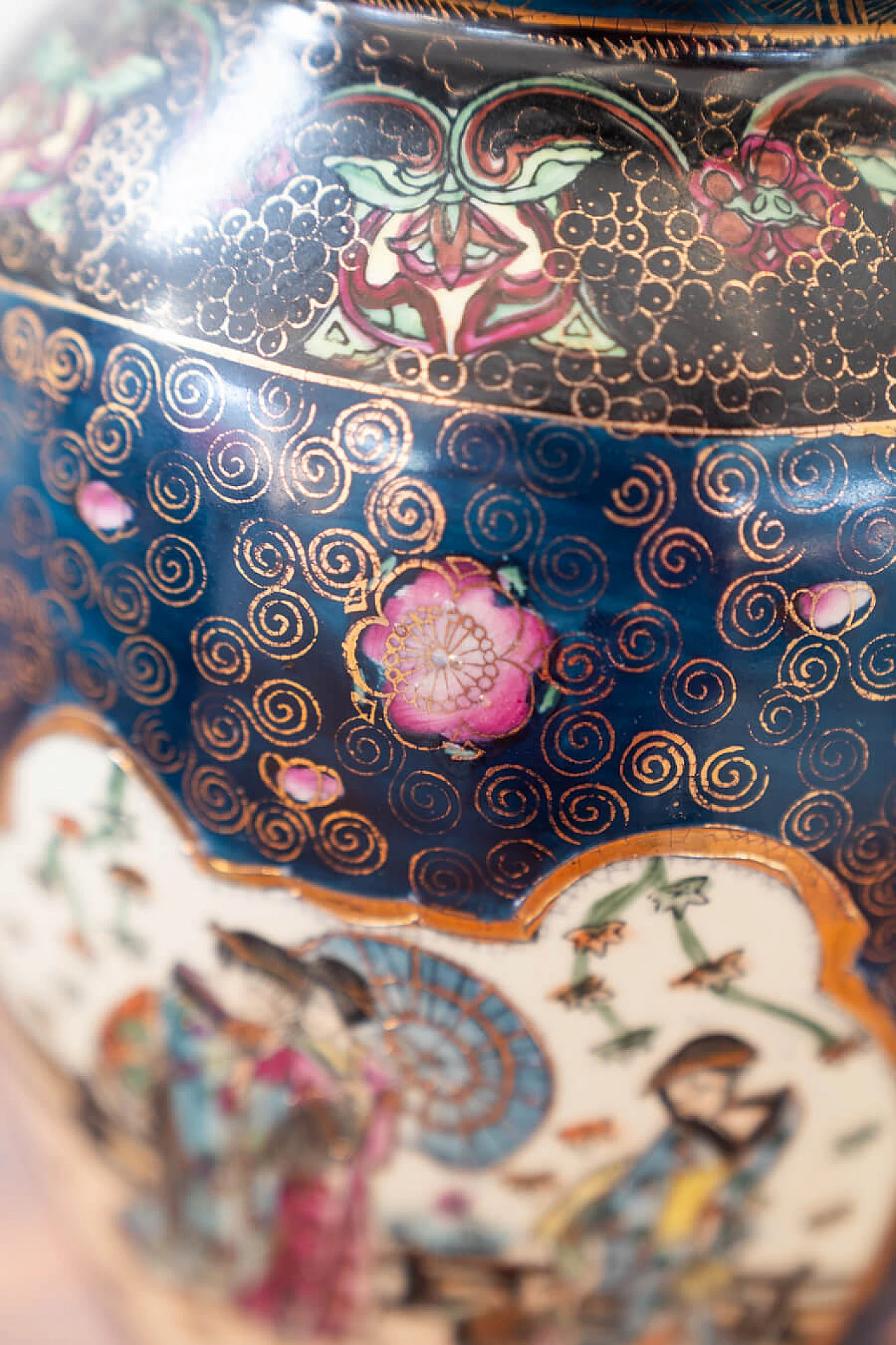 Coppia di vasi giapponesi in porcellana policroma, '800 23
