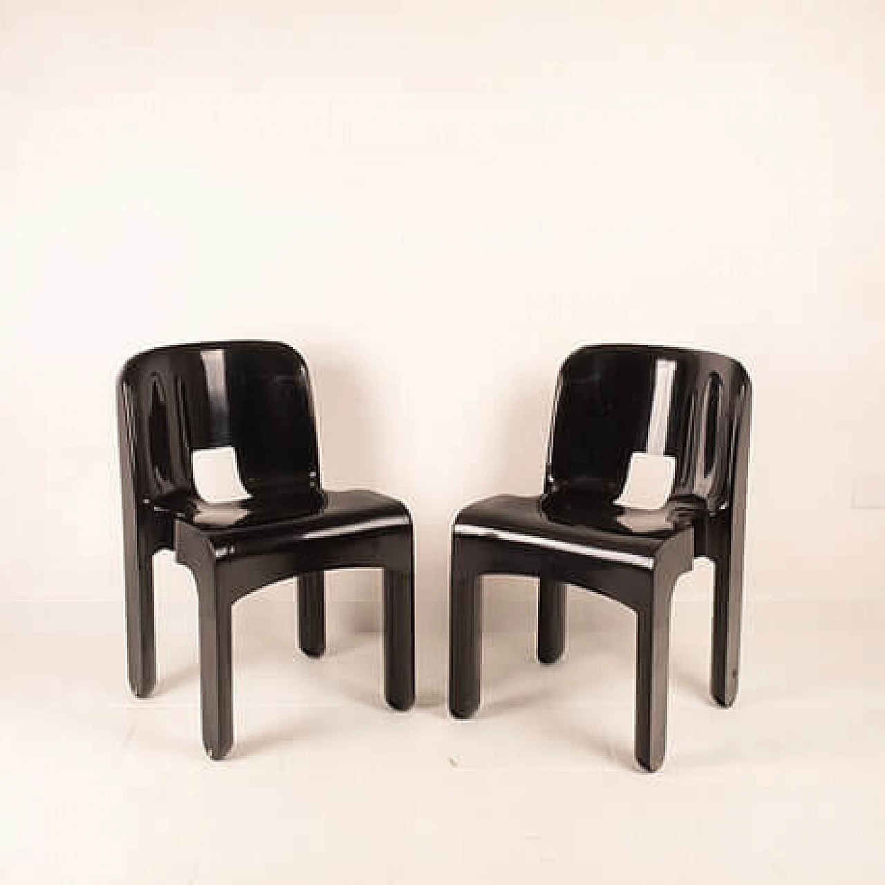 Pair of Universale 4869 chairs by Joe Colombo for Kartell, 1960s 3