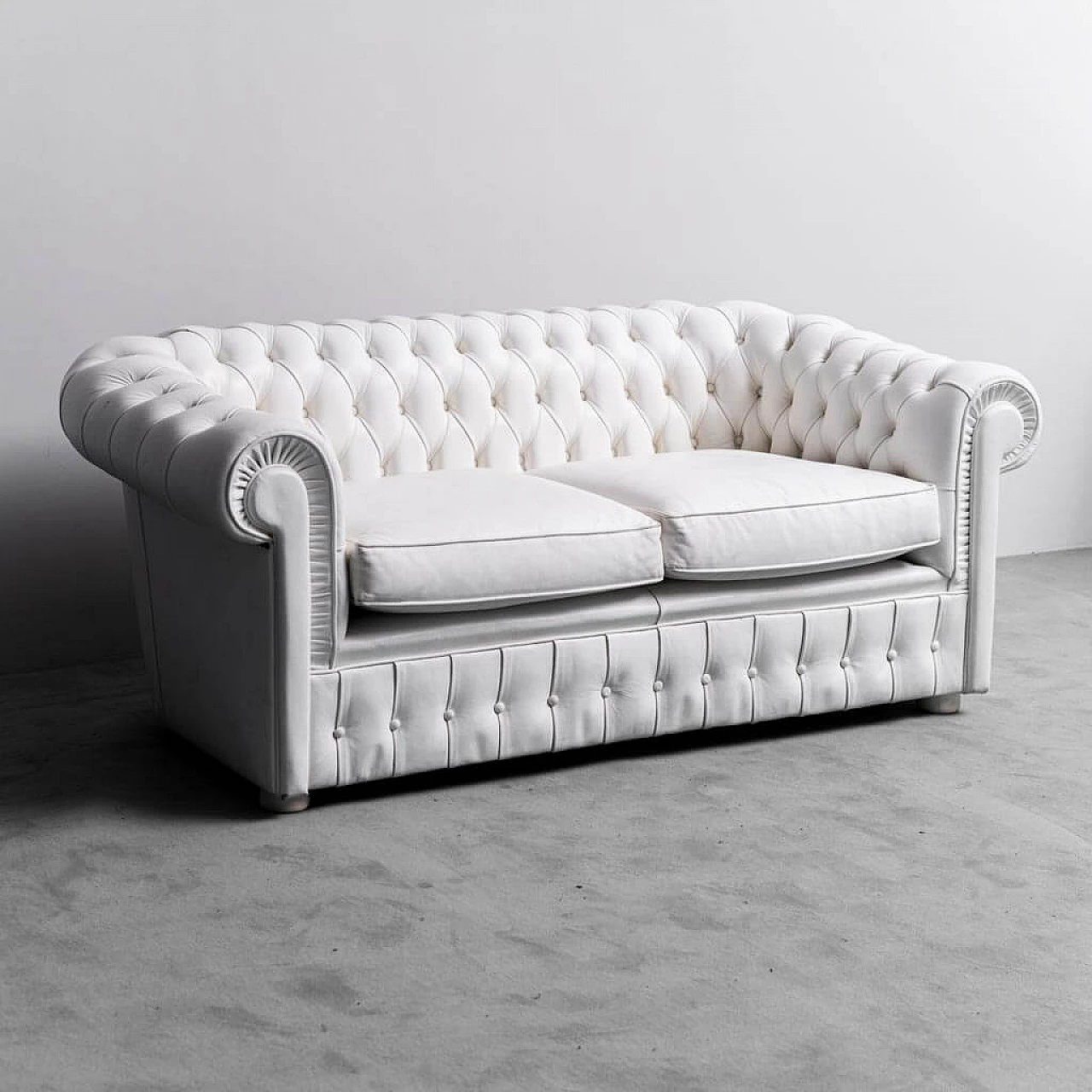 Chesterfield two-seater sofa in white leather, 1970s 1