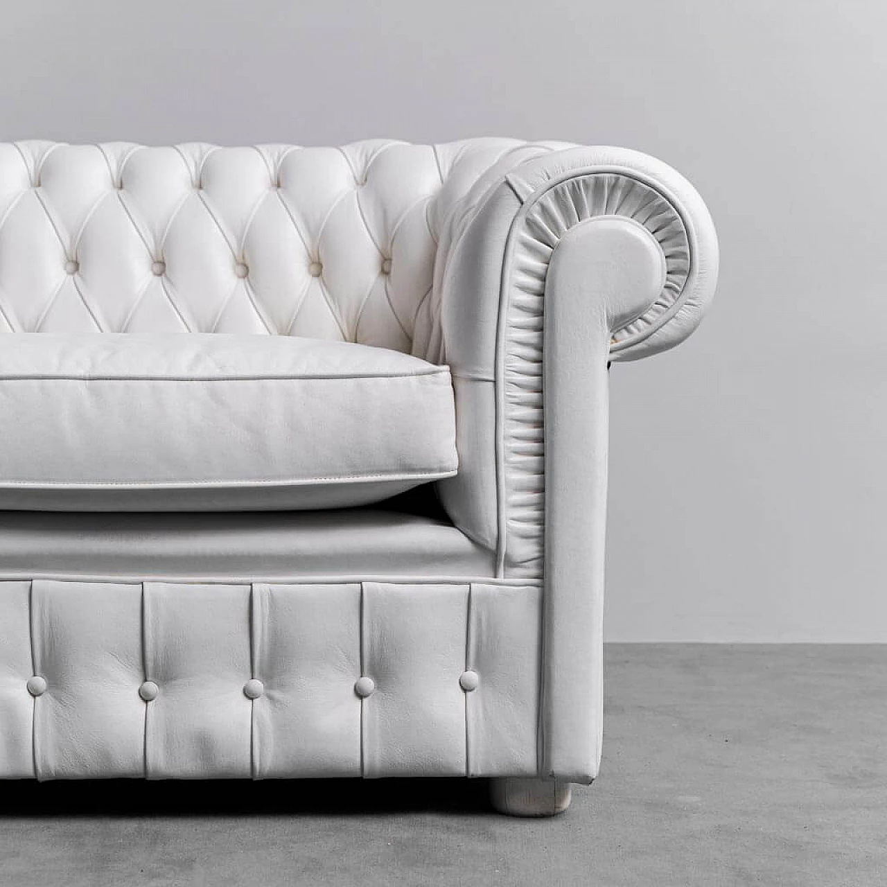 Chesterfield two-seater sofa in white leather, 1970s 2