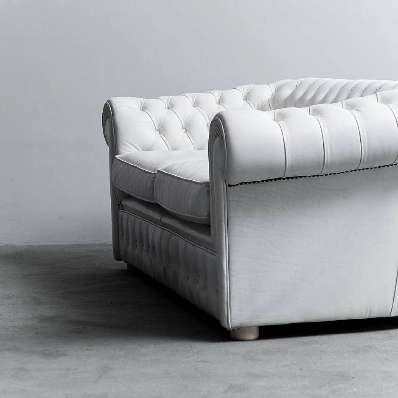 Chesterfield two-seater sofa in white leather, 1970s 3