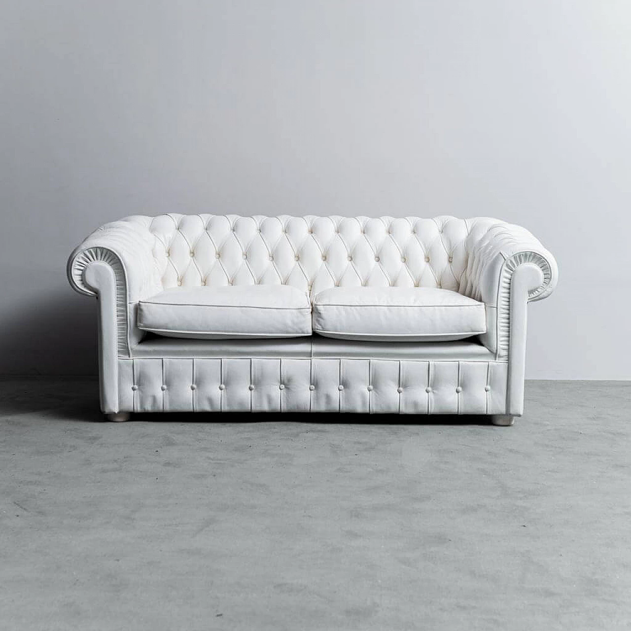 Chesterfield two-seater sofa in white leather, 1970s 5