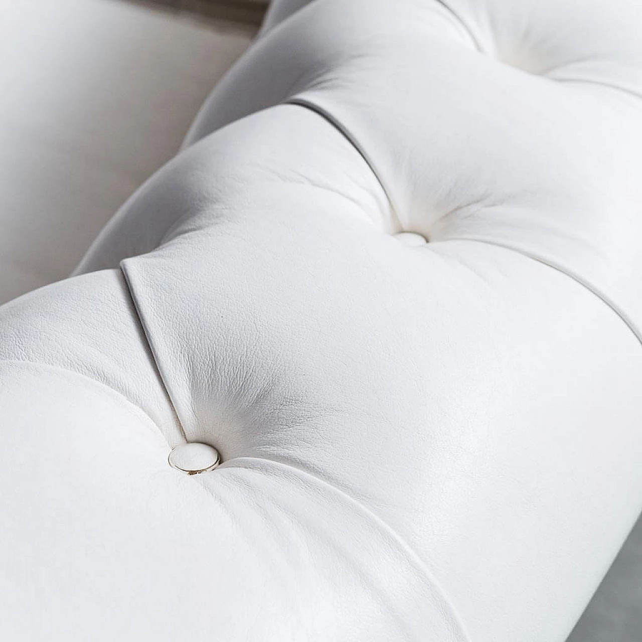 Chesterfield two-seater sofa in white leather, 1970s 9