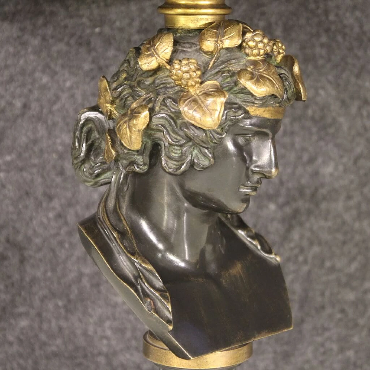 Alzata in bronzo, ottone e metallo cesellato e dorato con testa di Bacco di Alph. Giroux Paris, 1871 2
