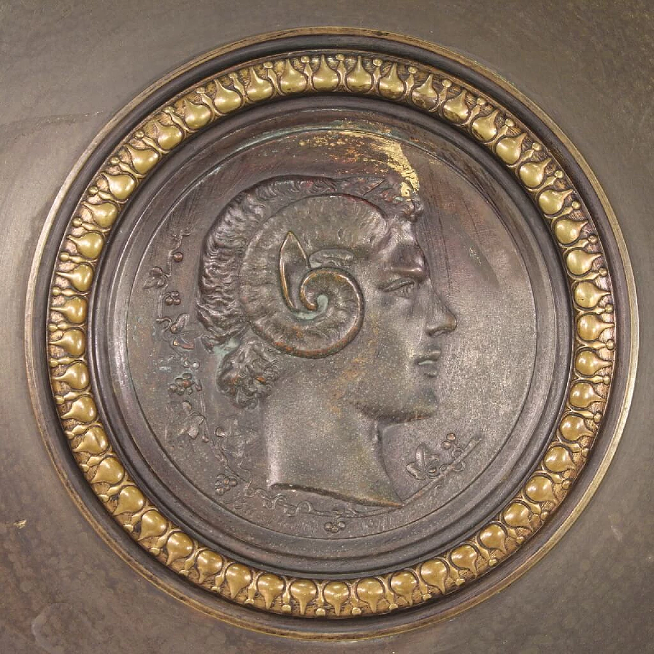 Alzata in bronzo, ottone e metallo cesellato e dorato con testa di Bacco di Alph. Giroux Paris, 1871 3
