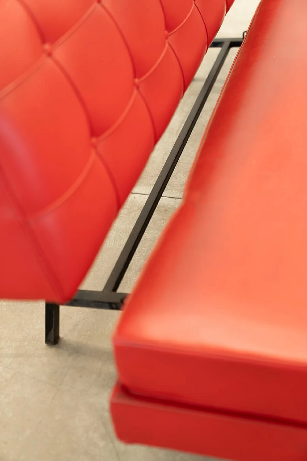 Divano Letto anni ‘70 pelle rossa Pirelli 1379162