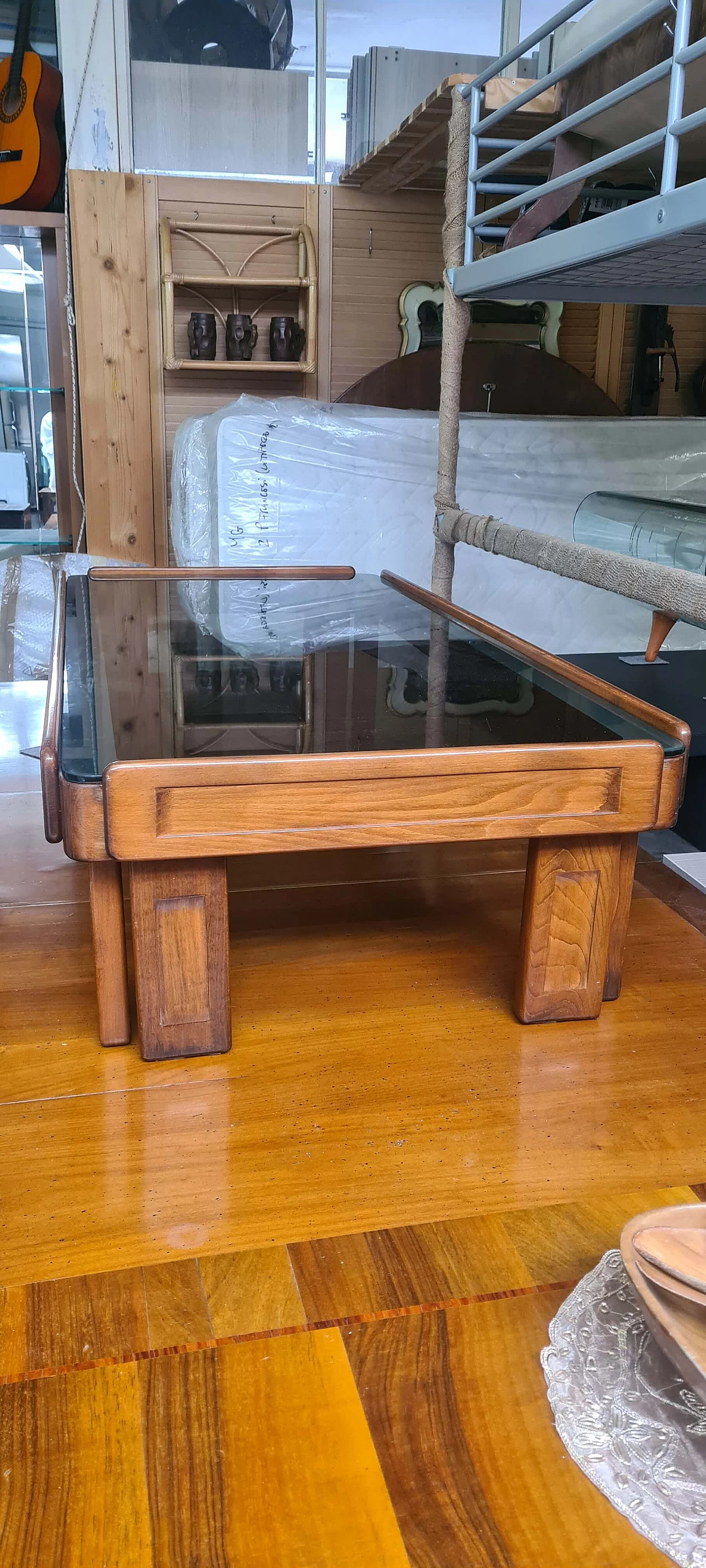 Tavolino rettangolare in legno e vetro fumè di Tobia e Afra Scarpa, anni '70 1
