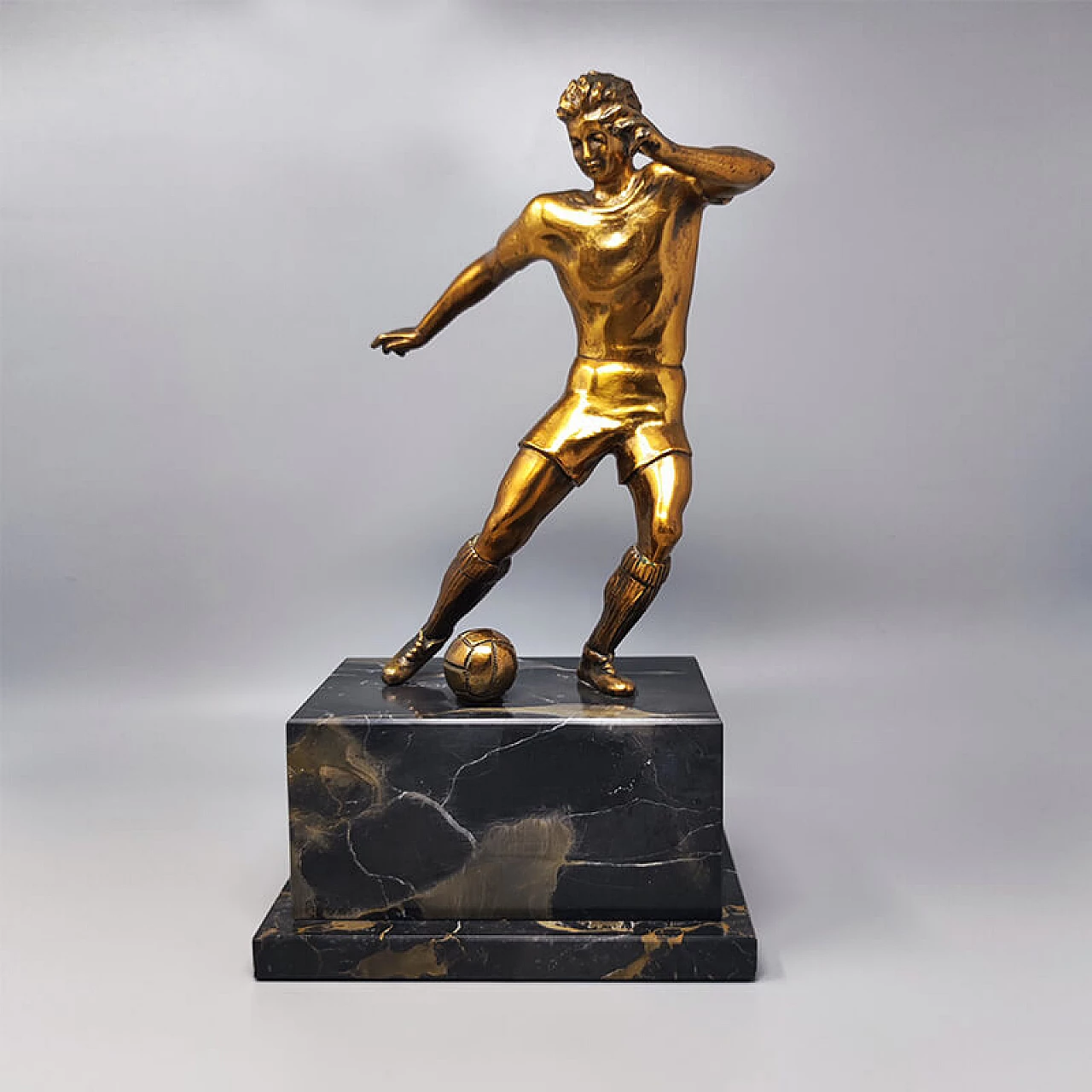 Scultura Art Déco di calciatore in bronzo e marmo, anni '30 1