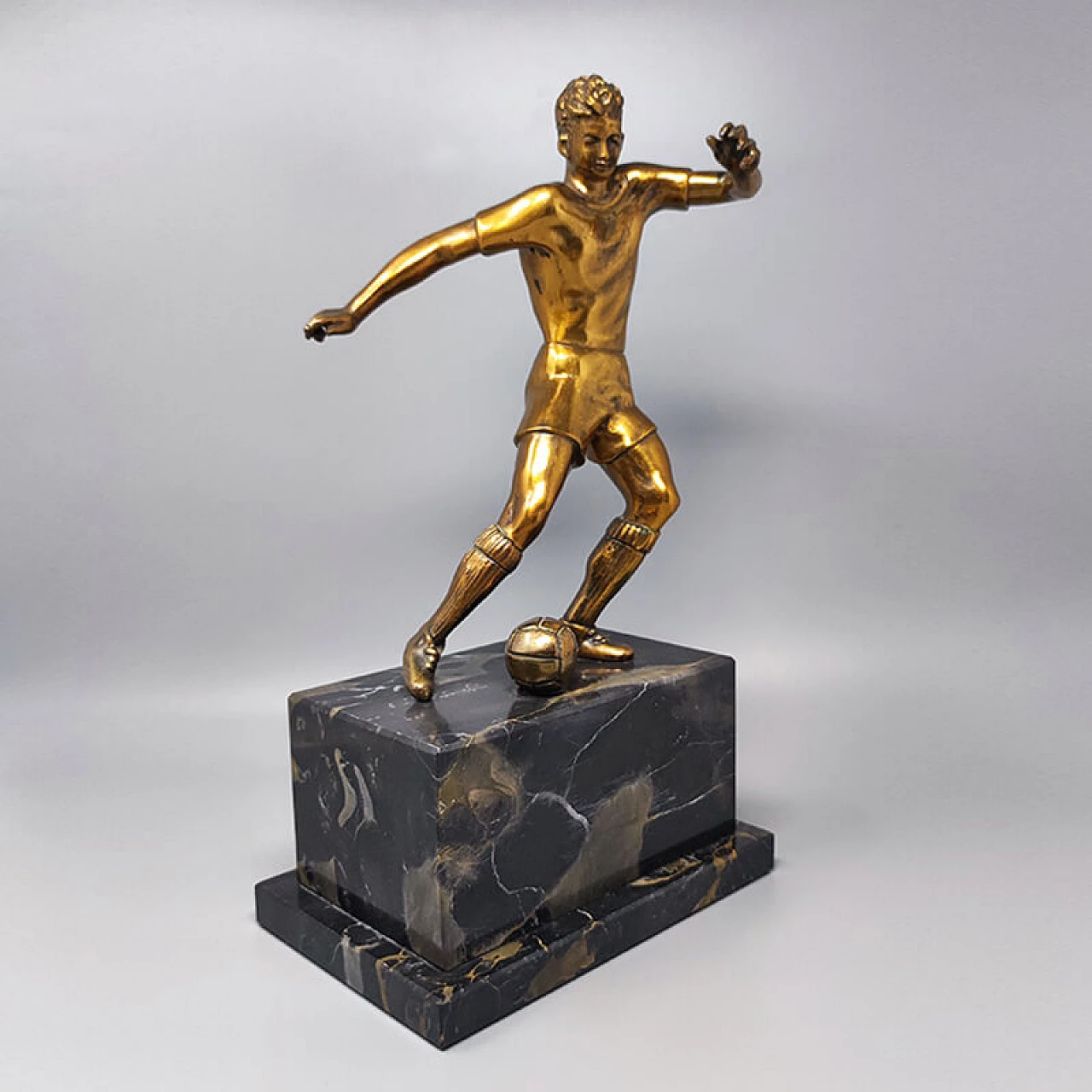 Scultura Art Déco di calciatore in bronzo e marmo, anni '30 2