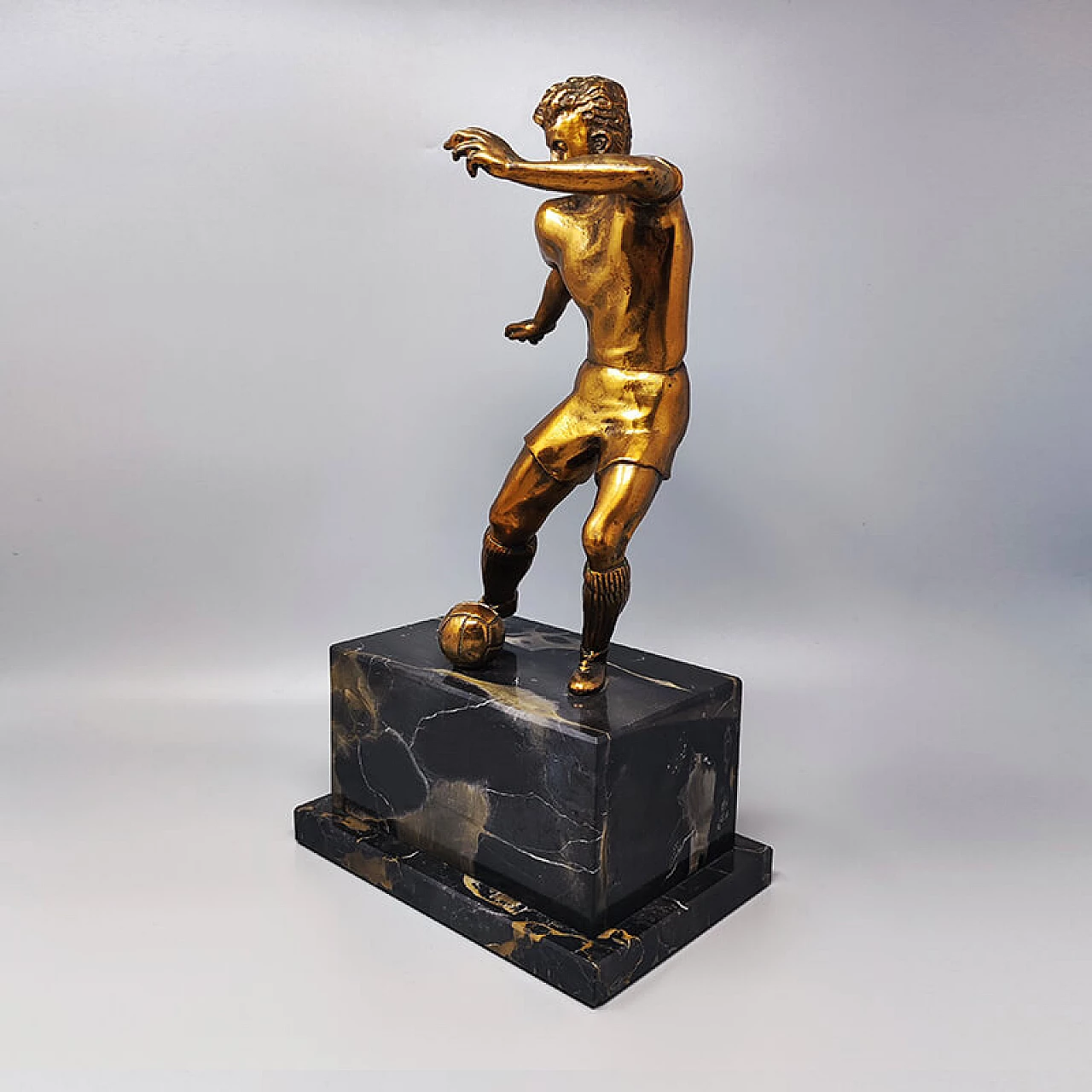 Scultura Art Déco di calciatore in bronzo e marmo, anni '30 3