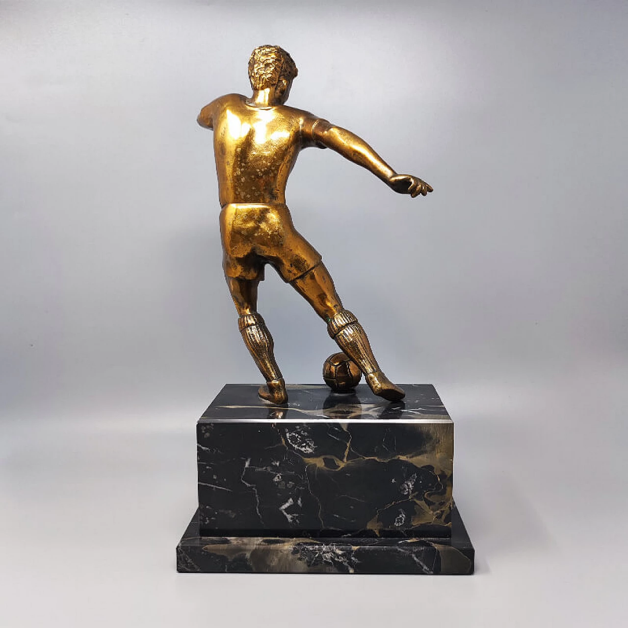 Scultura Art Déco di calciatore in bronzo e marmo, anni '30 4