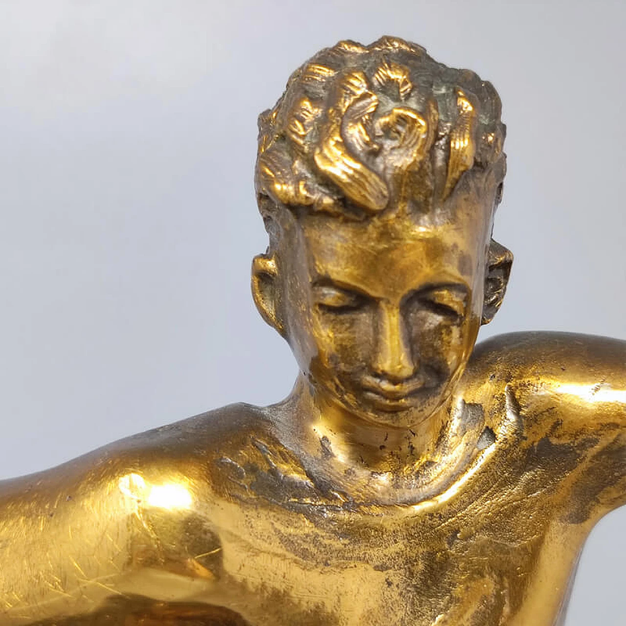 Scultura Art Déco di calciatore in bronzo e marmo, anni '30 5