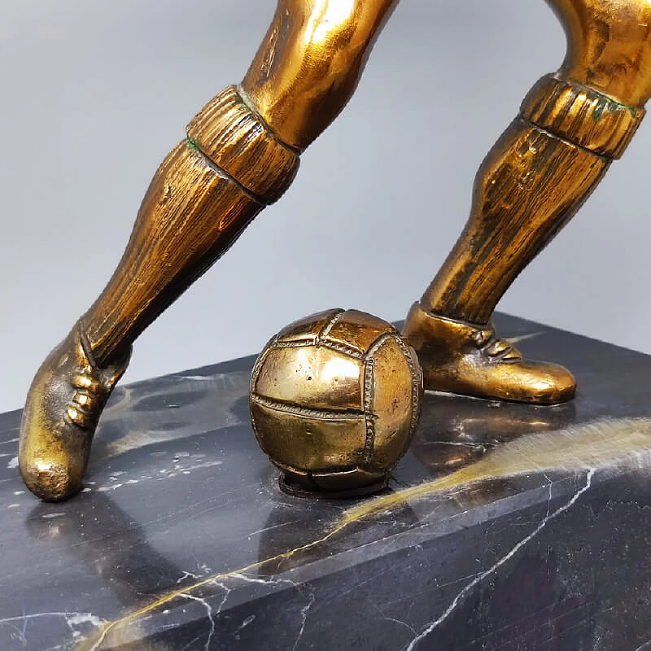 Scultura Art Déco di calciatore in bronzo e marmo, anni '30 6