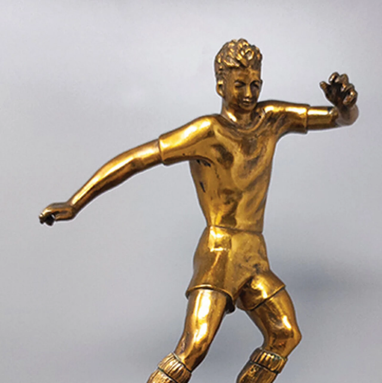 Scultura Art Déco di calciatore in bronzo e marmo, anni '30 7