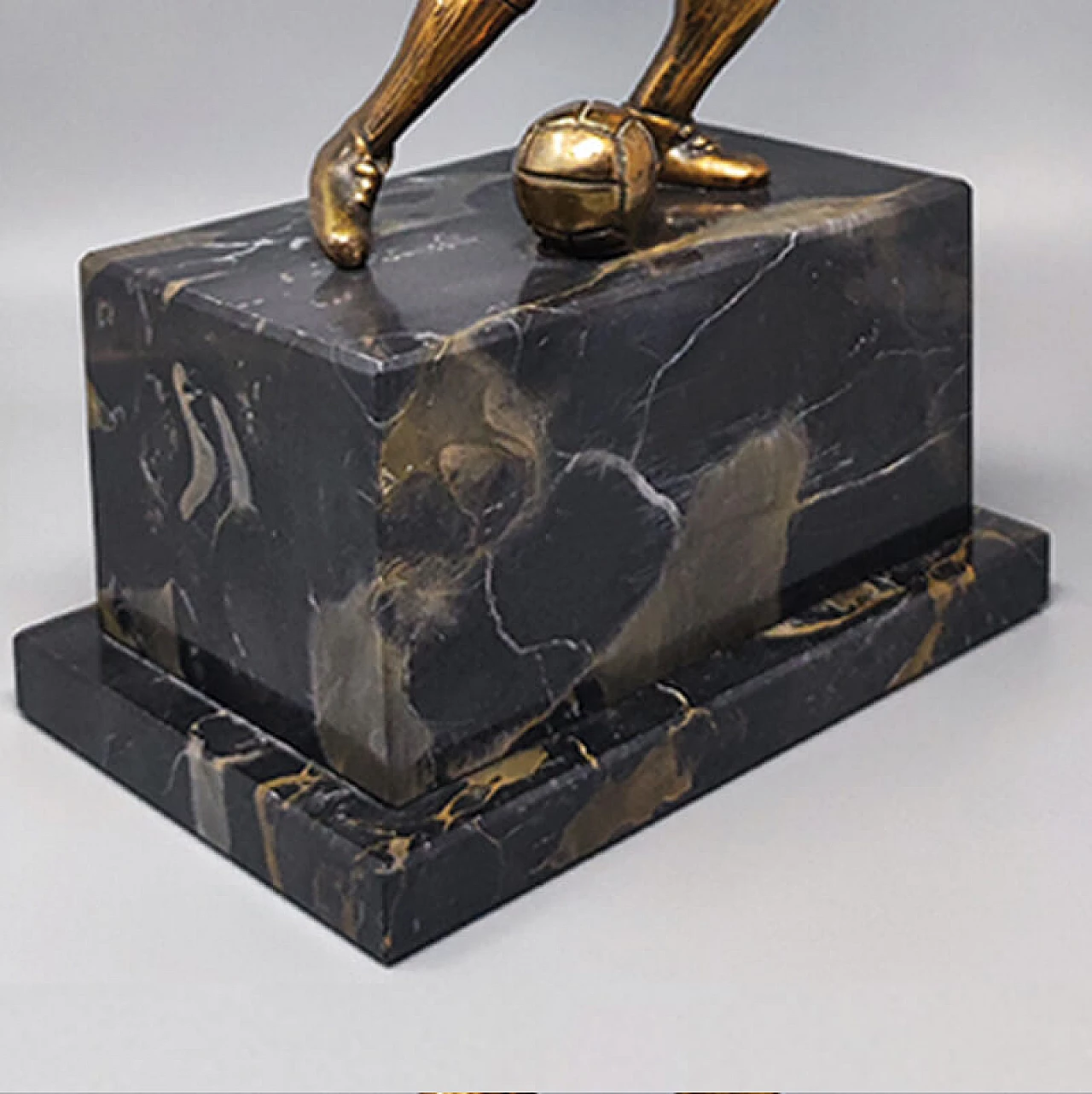Scultura Art Déco di calciatore in bronzo e marmo, anni '30 8