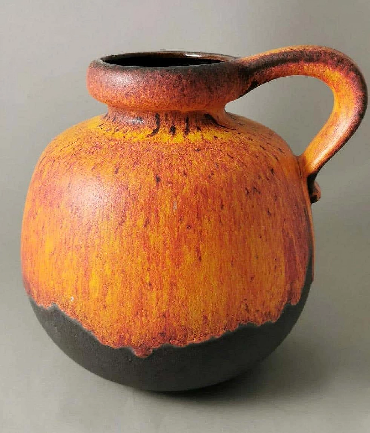 Caraffa in ceramica lava grassa con manico, anni '60 1