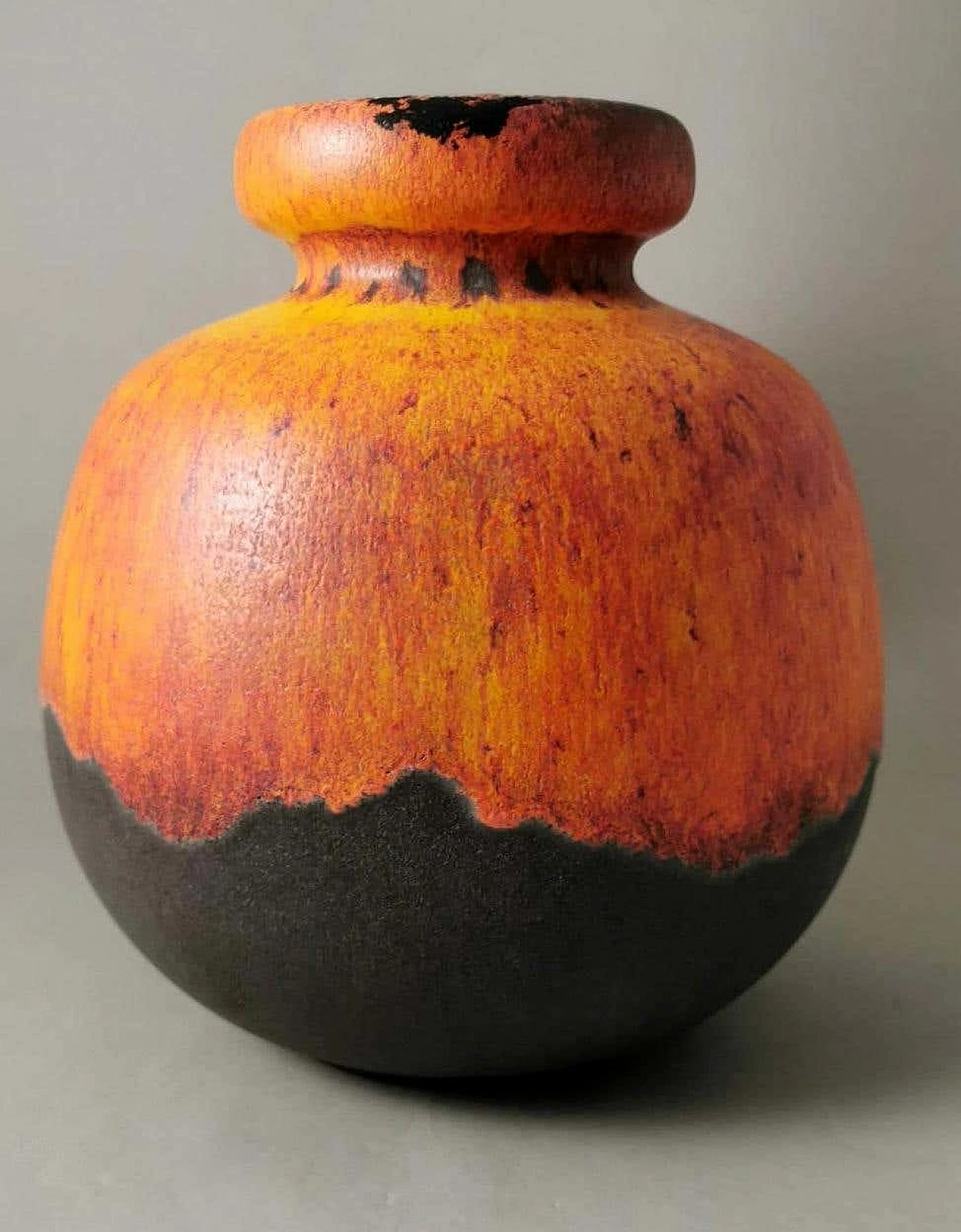 Caraffa in ceramica lava grassa con manico, anni '60 4