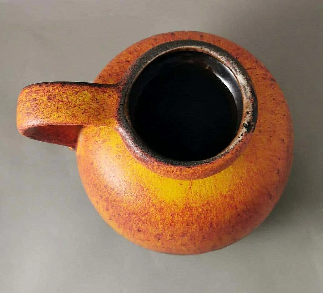 Caraffa in ceramica lava grassa con manico, anni '60 5