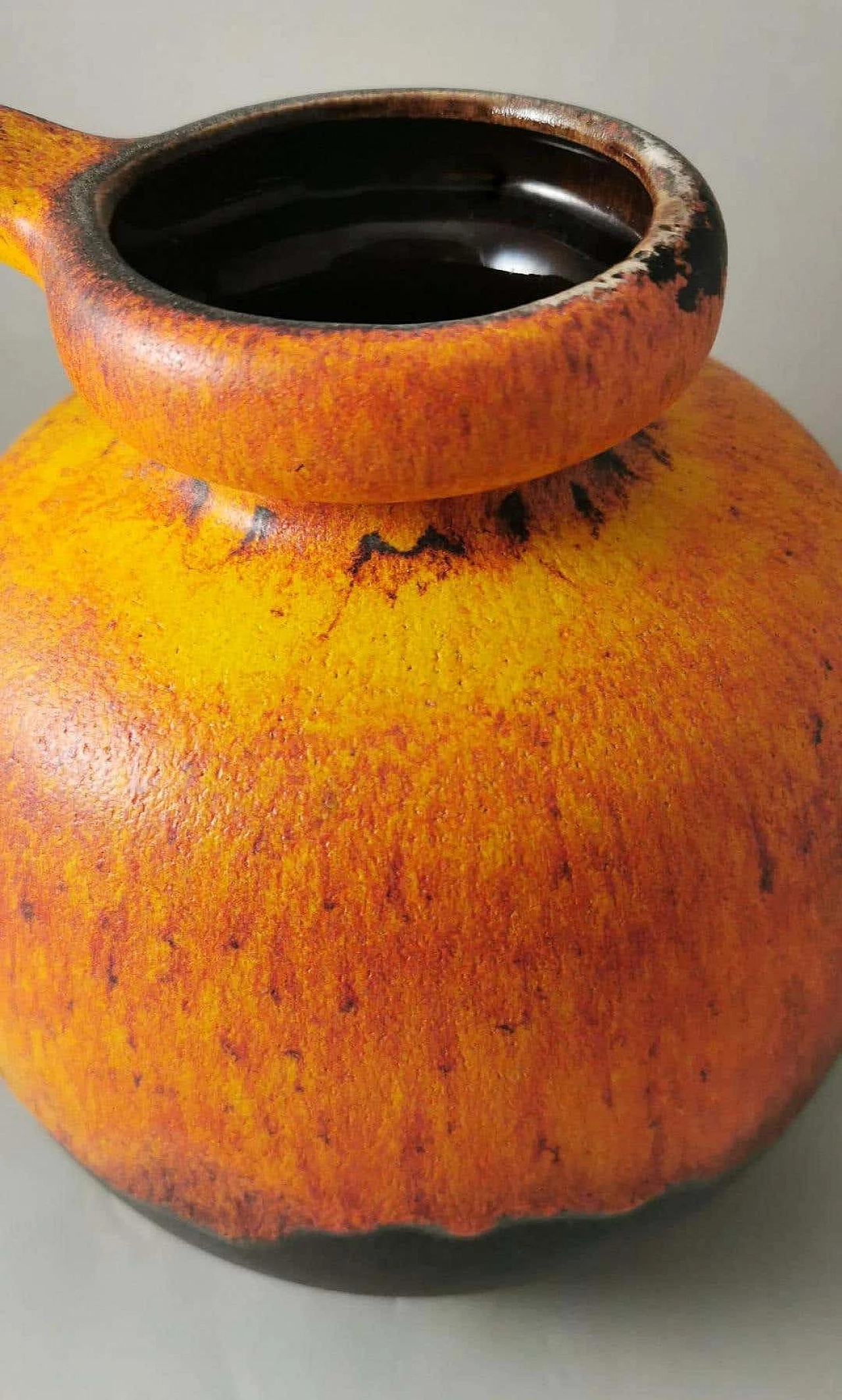 Caraffa in ceramica lava grassa con manico, anni '60 8